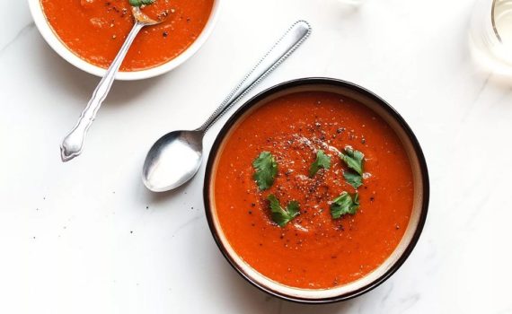 Avec quoi assaisonner la soupe de tomate ?