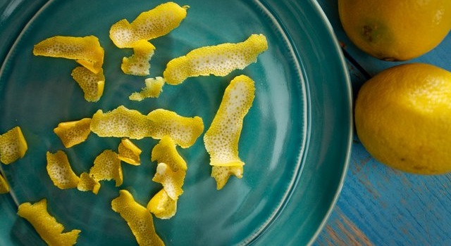 3 - Étalez les écorces de citron sur une assiette et laissez-les sécher à température ambiante pendant deux à trois jours. Pour plus de saveur, faites sécher les écorces au four pendant 5 à 10 minutes à basse température.