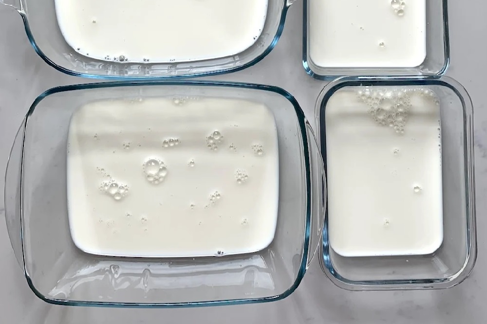 Versez le lait à température ambiante dans un grand plat allant au four